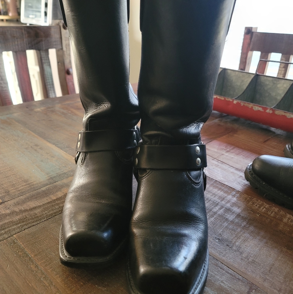 2 pair of ladies Harley Davidson boots